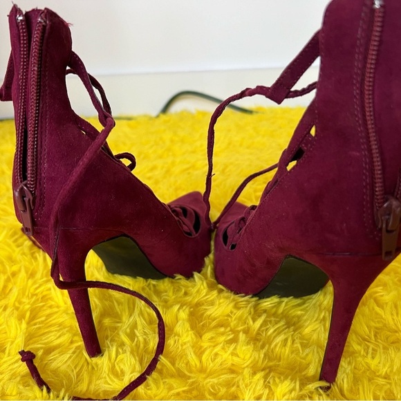 Debbie size 8, heels - Picture 2 of 4